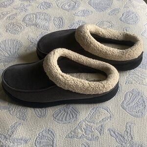 Dearforms Slippers size Large
